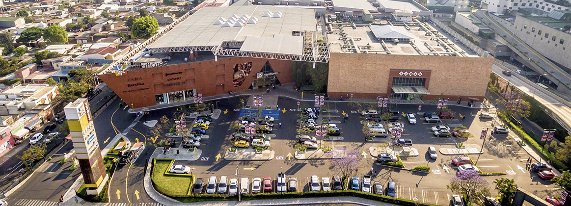 The parking garage at Miraflores Shopping Center features 2,500 parking spaces distributed over three levels. 