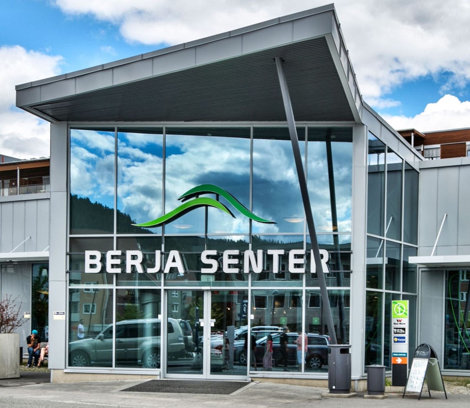 Autopay help customers park easily in Berja Senter's 495 parking spaces.