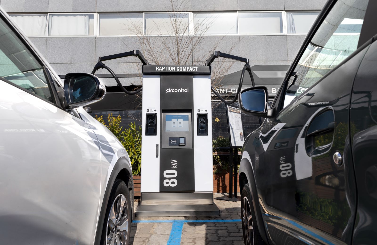 The manufacturer has strongly emphasized the  development of a DC fast-charging solution that is  perfectly suited for urban and interurban locations.