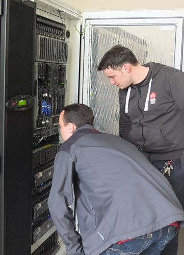„It already run’s!“ – André Döring (right) shows Johannes Helminger (left) where the Software Intercom Server will do his work in the future.
