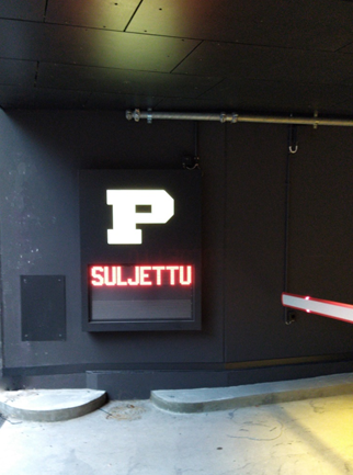 Parking guidance display at the entrance of the car park, indicated with letter P and word Suljettu
