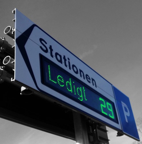 Digital parking sign showing 29 spaces in Ledigt with green LEDs