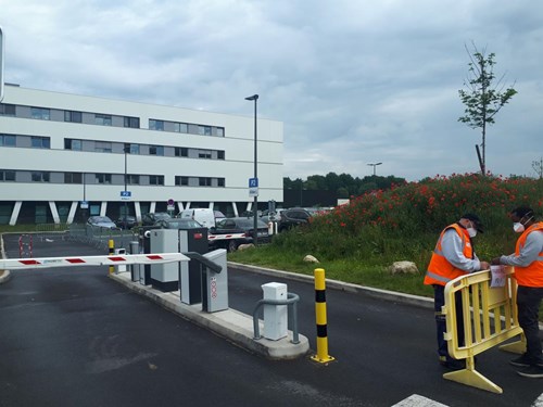 . In addition to their standard flow, they might even be slightly repurposed, to safely operate as COVID-19 drive tests: this is the case of P2 car park of Santépôle health complex in Melun, France, starting today