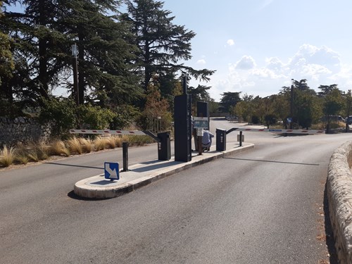 entrance and exit are automated at the parking lot in Rocamadour
