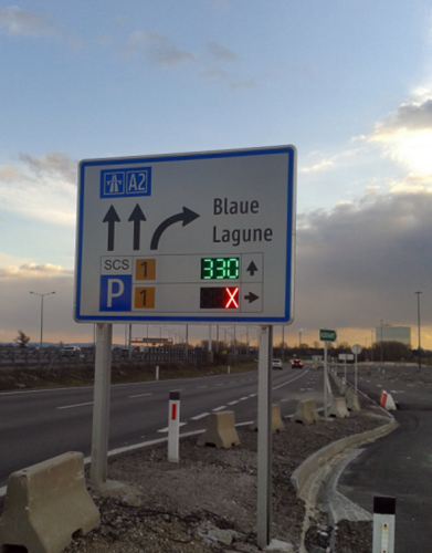 Dynamic signs and totems with LED displays at each parking row provide a lot of clarity