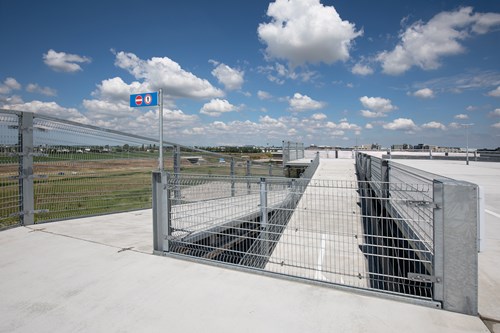 INTEGRA-pw is not just a safety barrier, a mesh mat or even a fence – no, INTEGRA-pw is a safety barrier with integrated vehicle collision protection in one system solution! 